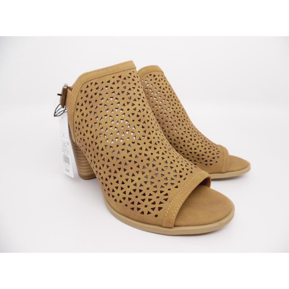 Universal Thread Milliana Cut Out Pumps